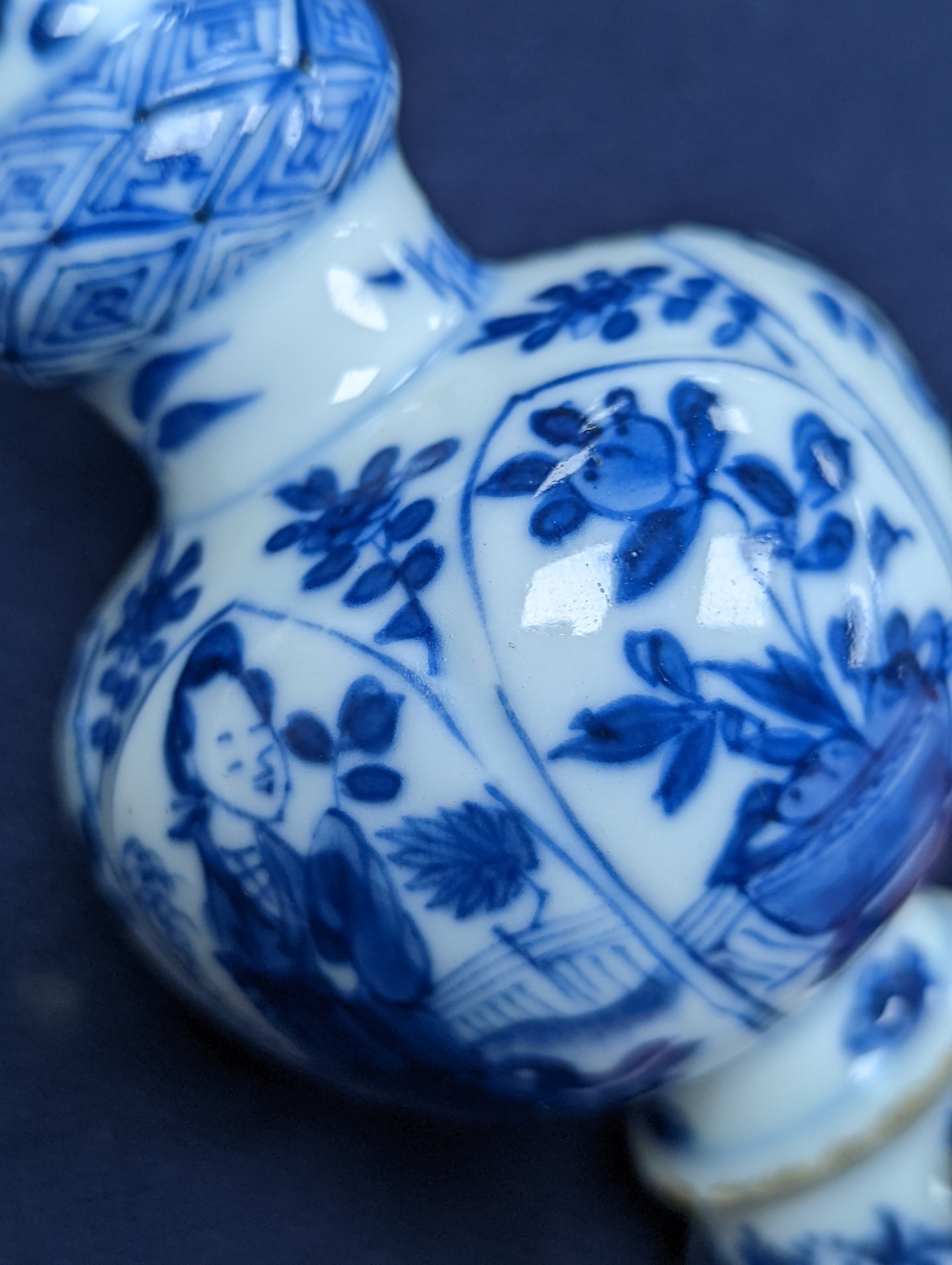 A Chinese Kangxi blue and white garlic neck vase, rim reduced 11cm